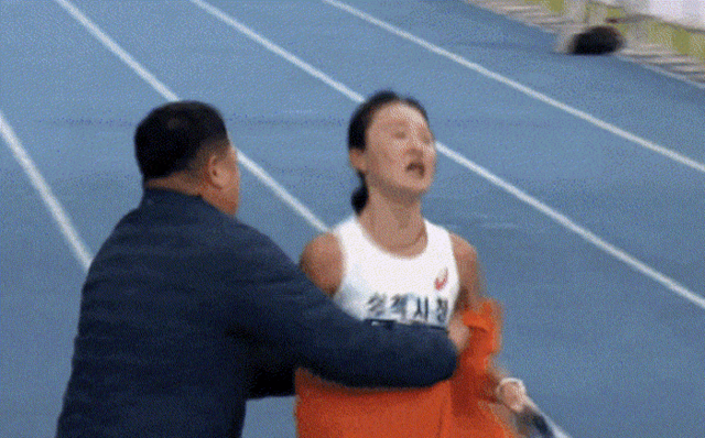 "피니시 후 실신 걱정…추행 아냐" 마라톤 선수 접촉 논란 설명