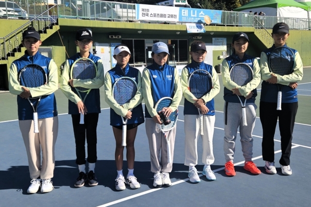 ▲ 춘천스포츠클럽 구세연(왼쪽부터)과 전우주, 김유빈, 김수민, 전서아, 박서은, 박서희가 지난 22~23일 전남 강진 일원에서 열린 제3회 전국스포츠클럽 교류전 테니스 초등부 단체전 우승을 차지한 뒤 기념 촬영하고 있다. 춘천스포츠클럽 제공