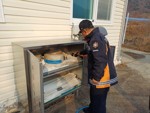 ▲ 양구소방서(서장 권혁범)는 24일 산림과 맞닿아 있는 전원마을을 대상으로 가을철 산림화재 예방 및 대응 강화를 위한 현장점검을 실시했다.