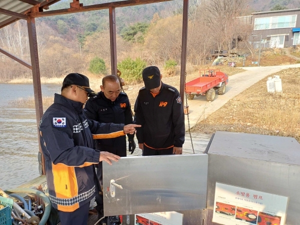 ▲ 양구소방서(서장 권혁범)는 24일 산림과 맞닿아 있는 전원마을을 대상으로 가을철 산림화재 예방 및 대응 강화를 위한 현장점검을 실시했다.