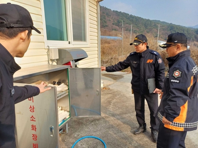 ▲ 양구소방서(서장 권혁범)는 24일 산림과 맞닿아 있는 전원마을을 대상으로 가을철 산림화재 예방 및 대응 강화를 위한 현장점검을 실시했다.