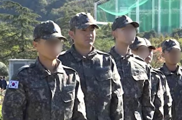 ▲ 이재용 삼성전자 회장 장남인 이지호(24) 씨 등 제139기 해군 사관 후보생들이 장교 훈련을 받는 모습 일부가 해군에 공개됐다.  해군 홈페이지 캡처
