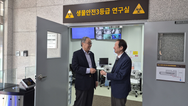 ▲ 15일 홍천 미래 감염병 신속대응 연구센터를 방문한 신승일 박사가 정연호 스크립스코리아 항체연구원장의 안내로 생물안전 3등급 연구실을 둘러보고 “믿기지 않을 정도로 놀랍다”는 반응을 보였다. 이정호 기자
