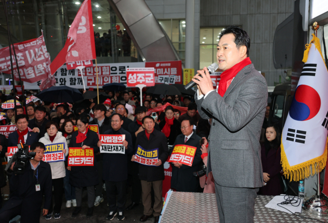 ▲ 국민의힘 장동혁 대표가 25일 구미역 광장에서 열린 민생회복과 법치수호 경북 국민대회에서 발언하고 있다.  연합뉴스
