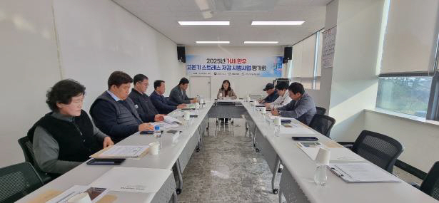 ▲ 고성군농업기술센터가 고온기 한우 스트레스 줄이기를 위한 시범 사업을 추진해 호응을 얻었다.