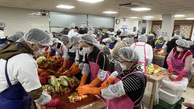 ▲ 천년고찰 양양 낙산사의 김장김치 담그기 행사가 25일 선열당에서 스님, 신도 등 100여 명이 참가한 가운데 열렸다.