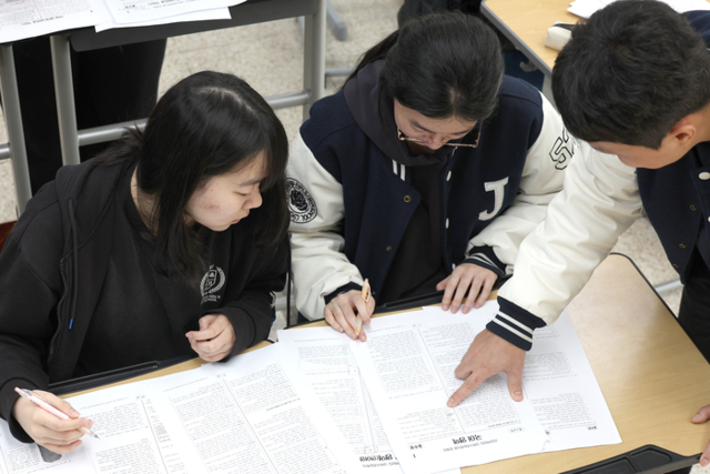 ▲ 2026학년도 대학수학능력시험(수능) 다음날인 지난 14일 대구 수성구 정화여자고등학교 3학년 교실에서 수험생들이 가채점하고 있다. 연합뉴스