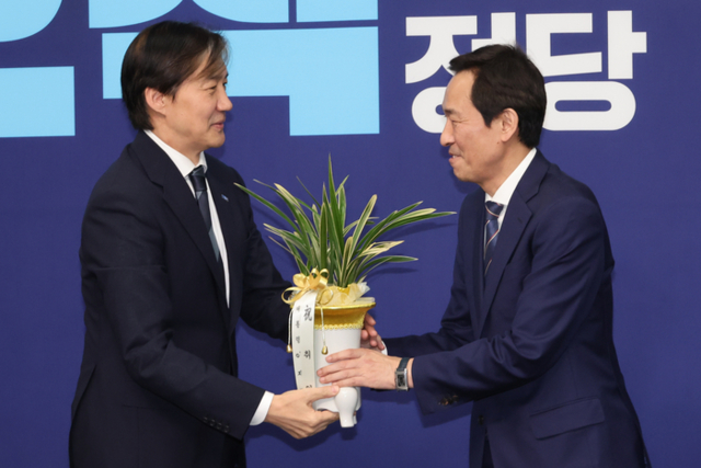 ▲ 우상호 대통령실 정무수석이 25일 서울 여의도 국회에서 조국혁신당 조국 신임 대표를 예방해 이재명 대통령의 축하난을 전달하고 있다. 연합뉴스