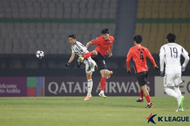 ▲ 강원FC 박호영이 25일 춘천송암스포츠타운주경기장에서 열린 FC 마치다 젤비아와 2025-2026 AFC 챔피언스리그 엘리트 리그 스테이지 동아시아 5차전에서 경합을 시도하고 있다. 한국프로축구연맹 제공