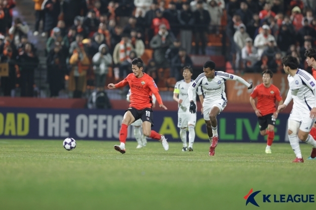 ▲ 강원FC 박상혁이 25일 춘천송암스포츠타운주경기장에서 열린 FC 마치다 젤비아와 2025-2026 AFC 챔피언스리그 엘리트 리그 스테이지 동아시아 5차전에서 드리블을 시도하고 있다. 한국프로축구연맹 제공