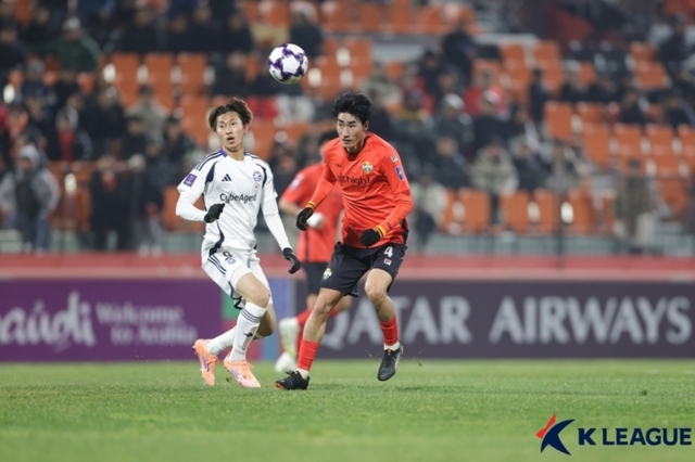 ▲ 강원FC 서민우가 25일 춘천송암스포츠타운주경기장에서 열린 FC 마치다 젤비아와 2025-2026 AFC 챔피언스리그 엘리트 리그 스테이지 동아시아 5차전에서 머리로 패스를 시도하고 있다. 한국프로축구연맹 제공