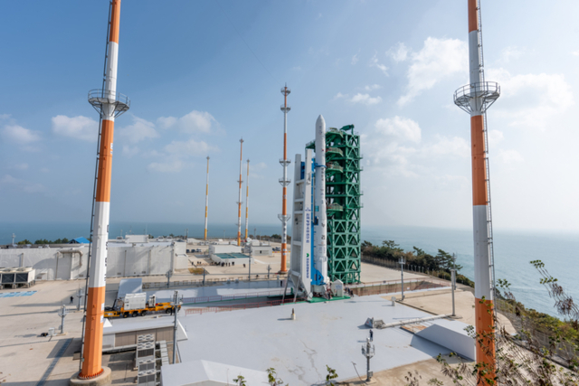 ▲ 한국형발사체 누리호가 25일 전남 고흥 나로우주센터에서 4차 발사를 위한 기립작업이 진행되고 있다. 한국항공우주연구원 제공