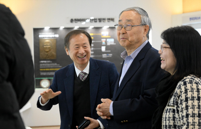 ▲ 신승일 전 미국 뉴욕알버트아인슈타인의과대 교수가 15일  춘천바이오산업진흥원에서 정연호 스크립스코리아항체연구원장과  K-바이오 미래에 관한 이야기를 나누며 강원 바이오의 성장에 깊은 인상을 받았다고 밝혔다.  김정호 기자