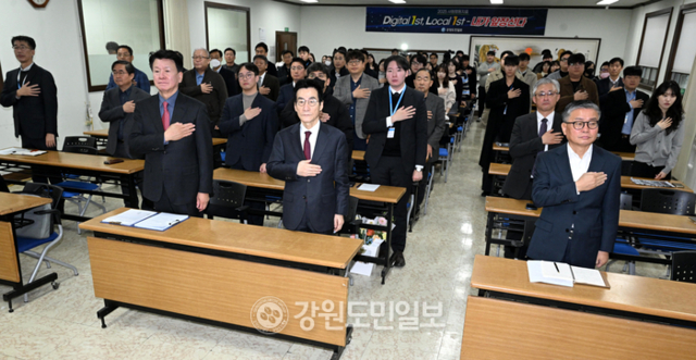 ▲ 강원도민일보 창간 33주년 기념식이 26일 강원도민일보 대회의실에서 김중석 강원도민일보 회장, 경민현 강원도민일보 사장, 임직원 등이 참석한 가운데 열렸다. 김정호 기자