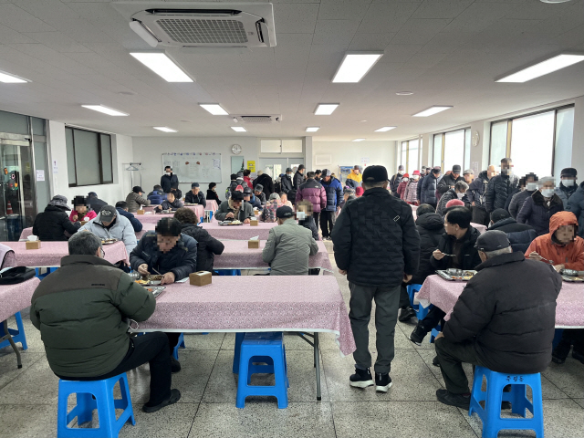 ▲ 6일 오전 춘천 무료급식소 ‘한삶밥집’에서 배식을 받은 어르신들이 식사를 하고 있다. 날씨가 추워지자 긴줄이 만들어질 정도로 어르신들이 몰린다. 최수현 기자