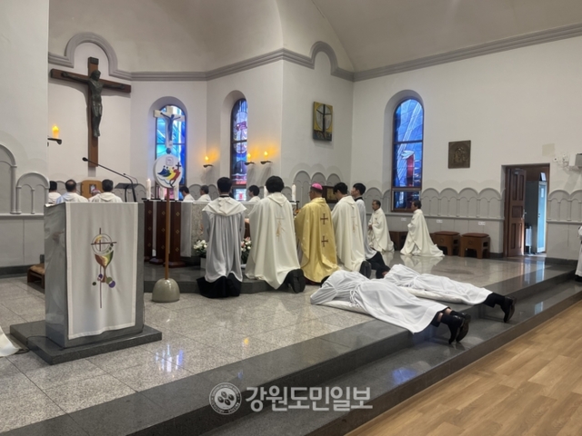 ▲ 천주교 춘천교구(교구장 김주영)은 9일 주교좌 죽림동성당에서 부제 서품식을 열었다.