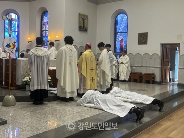 ▲ 천주교 춘천교구(교구장 김주영)은 9일 주교좌 죽림동성당에서 부제 서품식을 열었다.