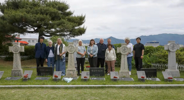 ▲ 고 안토니오 신부의 가족을 비롯한 한국전쟁에서 희생된 아일랜드 신부 가족들이 춘천 죽림동 성당에 마련된 순교자 묘역에서 기념촬영을 하고 있다.