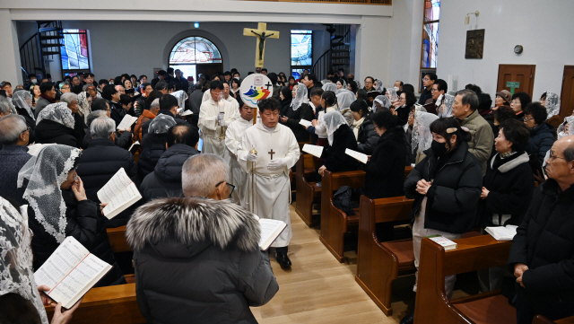 ▲ 성탄절인 25일 춘천 죽림동성당에서 사제와 신도들이 성탄미사를 드리고 있다.  방도겸 기자