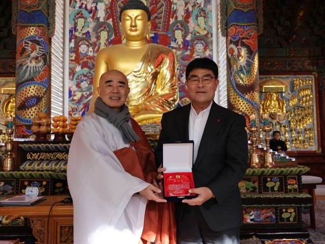▲ 대한불교조계종 제4교구 본사 오대산 월정사는 25일 월정사 적광전에서 삼척시 소재 감로사가 지난 9월 문화체육관광부의 전통사찰 지정심의를 통과한 공로를 치하하기 위해 퇴우 정념 주지스님이 박상수 삼척시장에게 감사패를 전달했다.