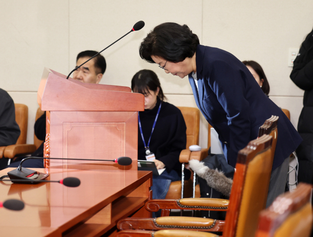 ▲ 이혜훈 기획예산처 장관 후보자가 23일 국회 재정경제기획위원회에서 열린 인사청문회에서 모두발언 중 ‘성숙하지 못한 언행’에 대한 사과 인사를 하고 있다. 연합뉴스