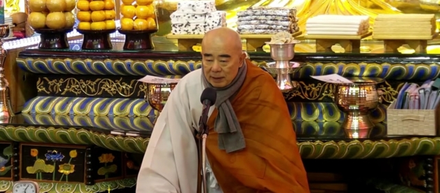 ▲ 월정사는 17일 경내 적광전에서 병오년 신년 통알법회를 봉행했다. 월정사 주지 정념스님이 덕담을 하고 있다.