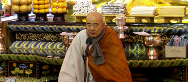 ▲ 월정사는 17일 경내 적광전에서 병오년 신년 통알법회를 봉행했다. 월정사 주지 정념스님이 덕담을 하고 있다.