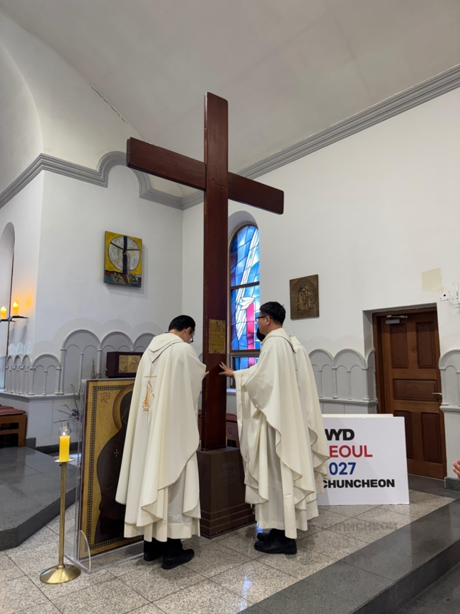▲ 천주교 춘천교구 죽림동성당에 머문 WYD 십자가와 성모성화가 25일 수원교구로 인계됐다.