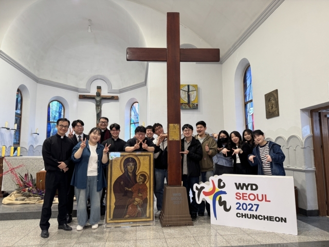 ▲ 천주교 춘천교구 죽림동성당에 머문 WYD 십자가와 성모성화가 25일 수원교구로 인계됐다.