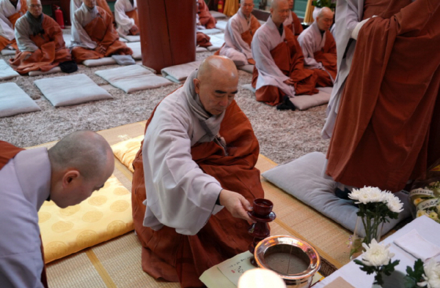 ▲ 대한불교조계종 제4교구 본사 오대산 월정사가 1일 경내 적광전에서 조계종 초대 종정 한암 중원 대종사 75주기 추모다례재를 봉행했다.