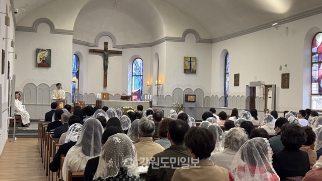 ▲ 천주교 춘천교구의 주교좌 죽림동성당이 5일 본당에서 부활 대축일 미사를 봉헌했다. 이채윤 기자