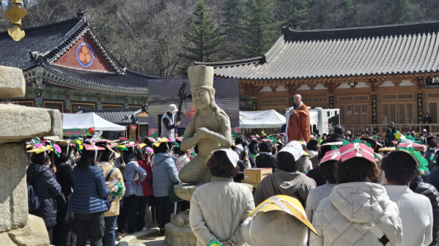 ▲ ‘사경책·호마목 소지 대법회’가 11일 오대산 월정사 경내 팔각구층석탑 앞에서 봉행됐다.   김진형 기자