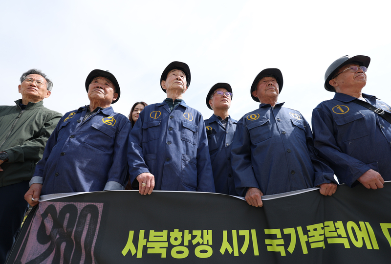 ▲ 사북사건 46년을 일주일 앞두고 14일 서울 종로구 청와대 분수대 앞에서 피해자들과 유족이 정부의 공식 사과와 피해 회복 조치를 촉구하는 기자회견에 참가하고 있다. 사북사건은 1980년 4월 강원도 정선군 사북읍 동원탄좌 탄광 노동자들이 열악한 근무환경과 저임금 등에 항의해 벌인 파업이 경찰과 대치하는 과정에서 대규모 폭력 사태로 비화한 사건이다. 2026.4.14 연합뉴스