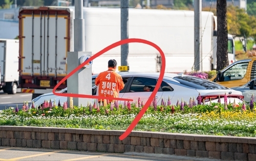 차 타고 지나가다 유세 중인 후보에게 음료수 팍! 30대 남성 구속 위기
