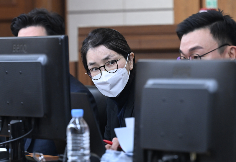 [속보] 김건희 2심 유죄 때린 신종오 판사, 새벽 청사 앞에서 발견