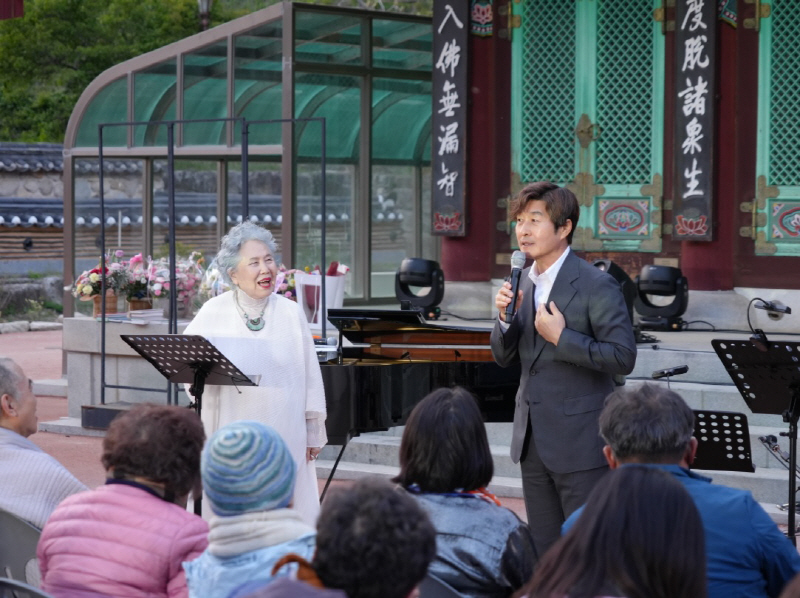 ▲ 10일 월정사 대법륜전 앞마당에서 열린 인문콘서트 ‘오대산 예술법석, 월정-달을 쓿다’에서 박정자·김상중 배우가 대화를 나누고 있다.