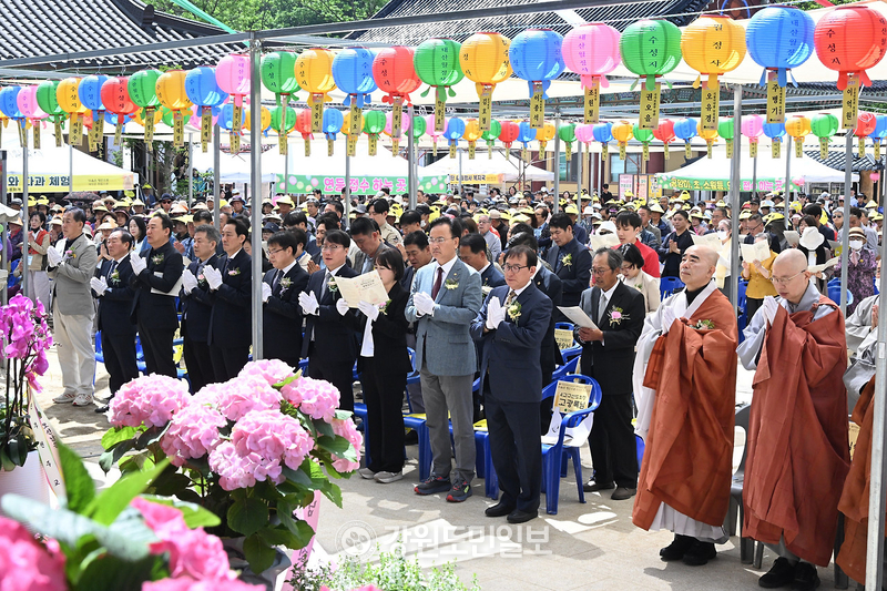 ▲ 오대산 월정사의 불기 2570년 부처님오신날 봉축법요식이 24일 오전 월정사 적광전 광장에서 퇴우 정념 대한불교조계종 제4교구 본사 월정사 주지 스님을 비롯한 월정사 스님, 고광록 제4교구 신도회장, 유상범·백승아 국회의원, 여중협 강원도 행정부지사, 임성원 평창군수 권한대행, 우상호 더불어민주당 도지사 후보, 한왕기 더불어민주당 평창군수 후보, 심재국 국민의힘 평창군수 후보와 지역의 각급 기관 단체장, 불자와 관광객 등 2000여명이 참석한 가운데 열렸다. 신현태