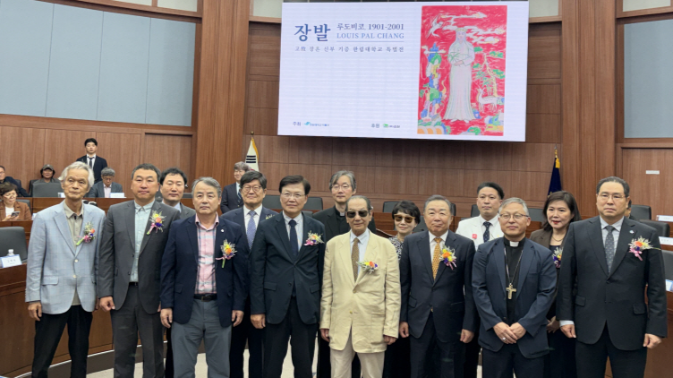 ▲ 한림대 박물관은 27일 한림대 국제회의실에서 장흔 신부 기증 한림대 특별전 ‘장발 루도비코, 1901~2001’ 개막식을 열었다.