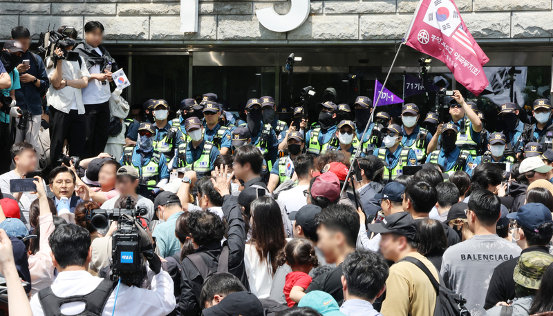 잠실 투표함 이송 끝났지만…개표소 앞 2000명 몰려 출입구 봉쇄