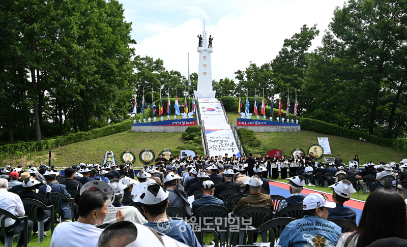 "희생과 헌신에 위로와 감사"...춘천서 제71회 현충일 추념식 - 뉴스 썸네일 이미지