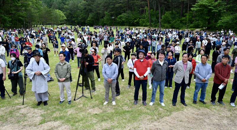 ▲ 퇴우 정념 스님과 경민현 강원도민일보 사장, 유상범 국회의원, 심재국 평창군수 등 참석 내빈들과 탐방객들이 오대산 자연명상마을에 운집했다.  방도겸 기자