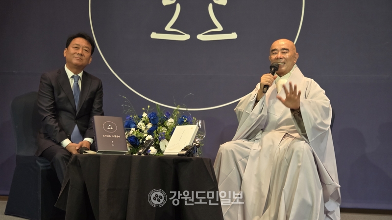 ▲ 퇴우 정념 스님의 신간 ‘퇴우 정념, 시대를 깨우다’와 ‘오대산 수행 일지’ 출판기념회가  19일 서울 앰배서더 풀만호텔에서 열렸다. 이날 이광재 국회의원과 문답을 주고받는 방식으로 진행된 북토크에서 정념스님이 발언하고 있다. 김진형 기자