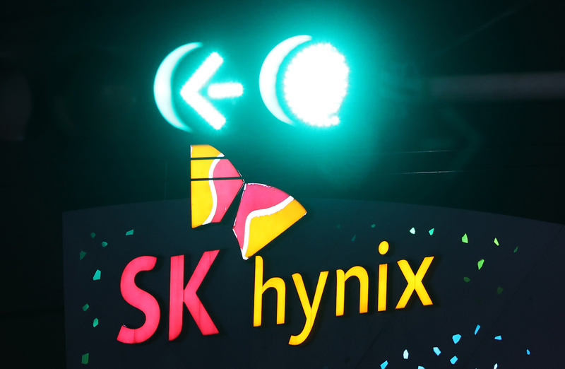 [속보] 반도체 대장 바뀌었다…SK하이닉스, 삼성전자 제치고 시총 1위 등...