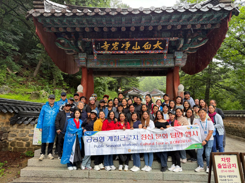 ▲ 정선 예미농협(조합장 김창선)은 23일 공공형 외국인 계절근로자 41명을 대상으로 정암사 등에서 여름맞이 한국문화체험 행사를 진행했다.