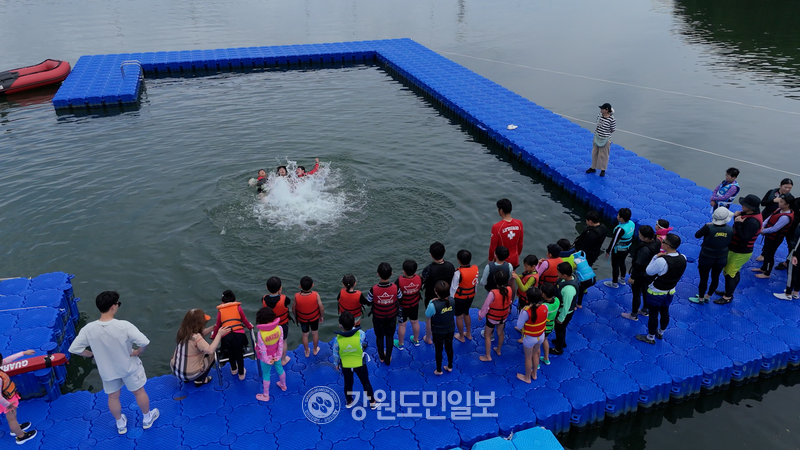 ▲ 7월 8일부터 8월 2일까지 운영된 춘천 의암호수욕장이 관광객들에게 큰 인기를 끌었다.