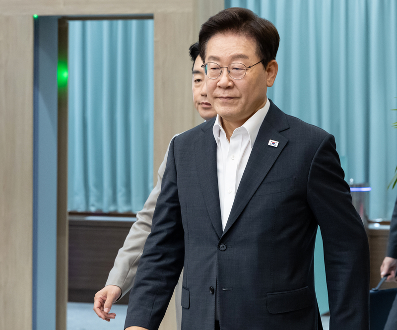 이 대통령 국정평가 긍정 44%·부정 46%… 취임 후 첫 수치 역전