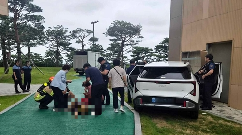고성 호텔 도로 분위기 아수라장… 승용차가 보행자 친 뒤 벽 충돌