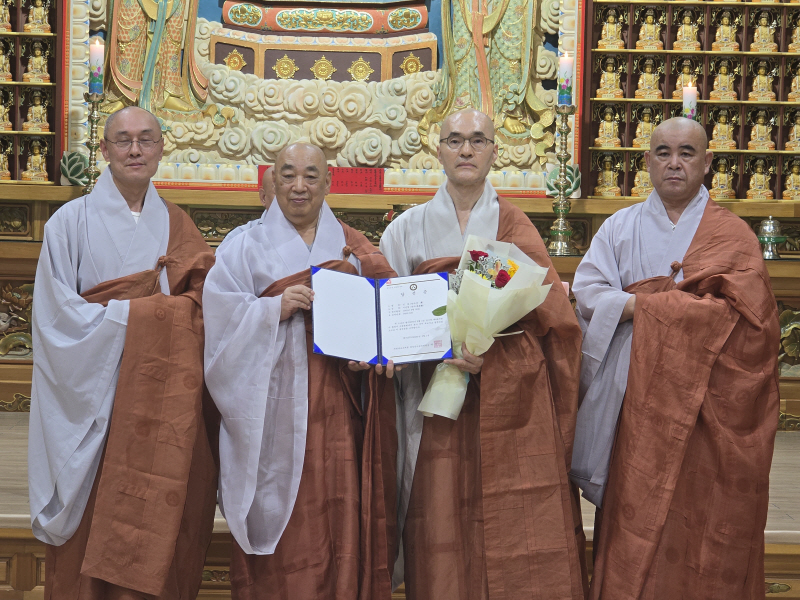 ▲ 대한불교 조계종 4교구 선거관리위원회는 1일 오대산 월정사 대법륜전에서 ‘월정사 주지 후보자 선출을 위한 산중총회’를 열고 인광 스님에게 당선증을 전달했다.
