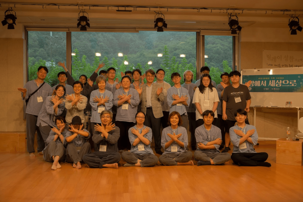 2023년 7월 행복공장 홍천수련원에서 진행된 은둔고립청년 가족 치유캠프 2차 참가자 단체사진. 