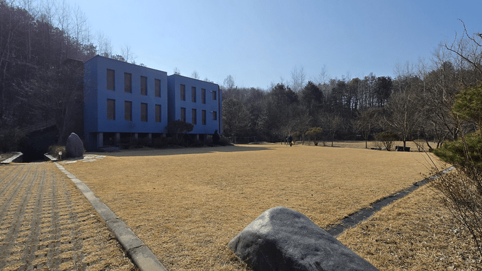 행복공장 홍천수련원(성찰공간 빈숲) 수련동 전경. 